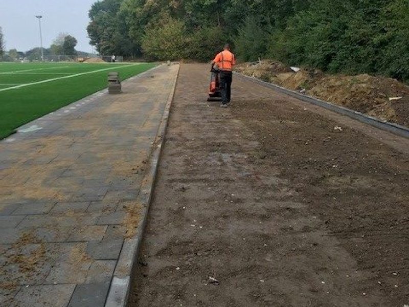 Klimmen_iov Laeven Infra - profileren looppaden voetbalveld 001